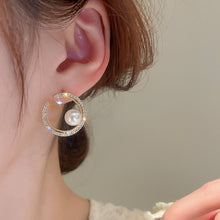 Load image into Gallery viewer, Pearl Niche Design Shiny Diamond Ear Studs